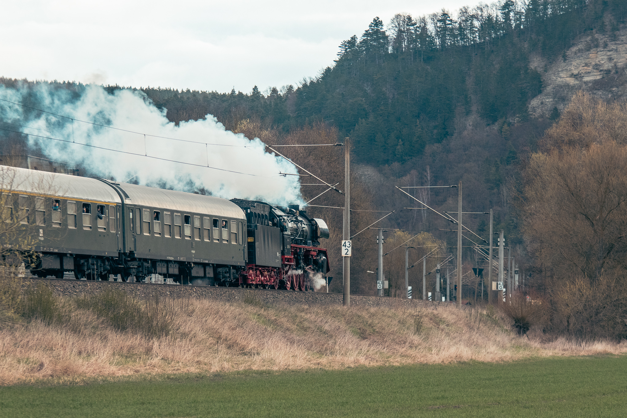 Dampflok Sonderzug im Saaletal vor dem Dohlenstein bei Kahla
(c) Saalelandphotography / Alexander Schlotter