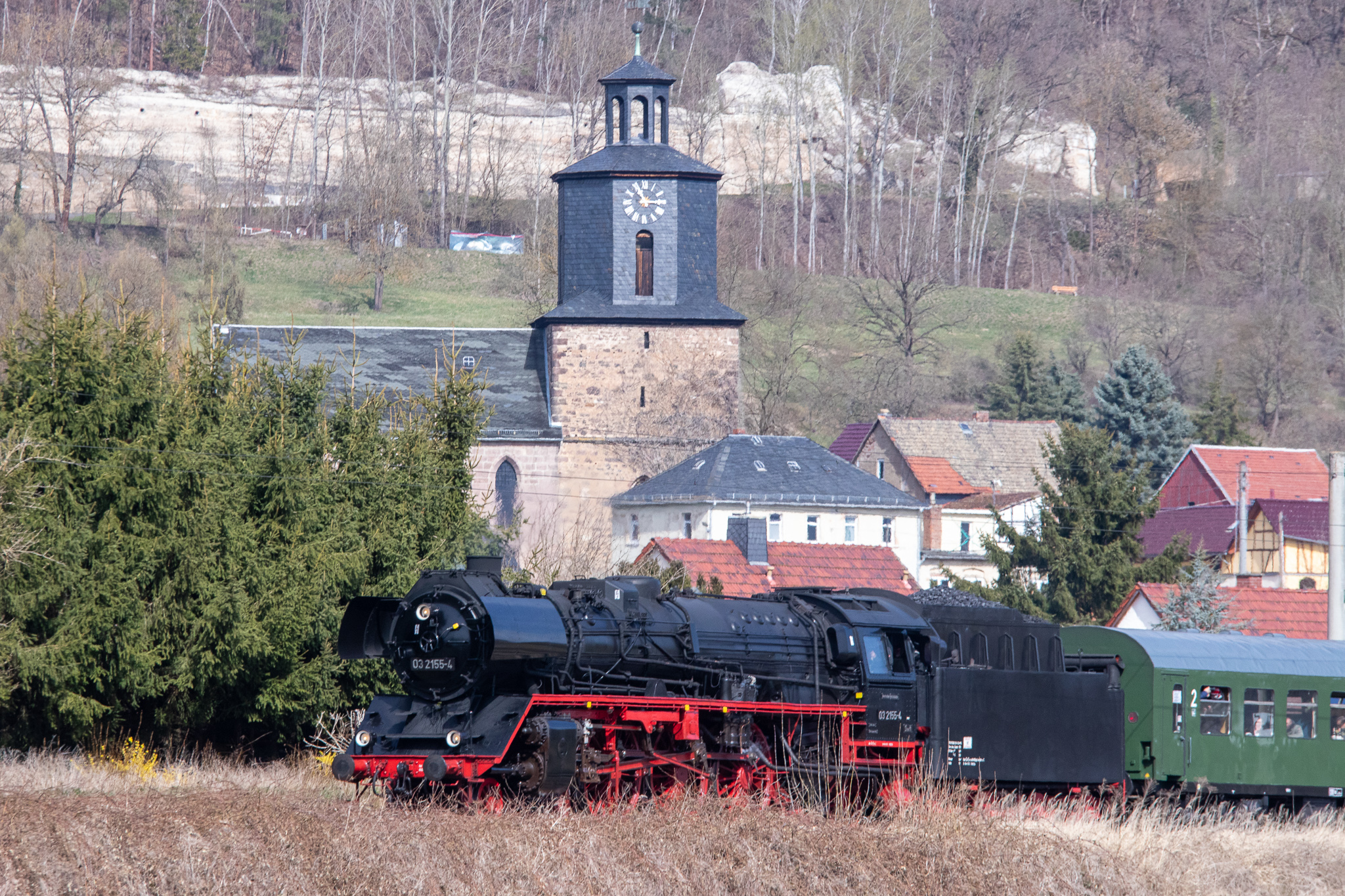 Dampflok Sonderzug vor der Kirche Großeutersdorf
(c) Saalelandphotography / Alexander Schlotter